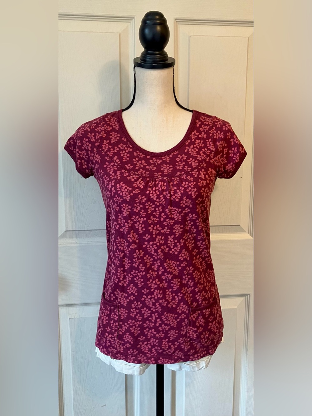 Maroon Burgundy Floral Scoop Neck Short Sleeve T-Shirt Top: Front Pockets, Sz. S